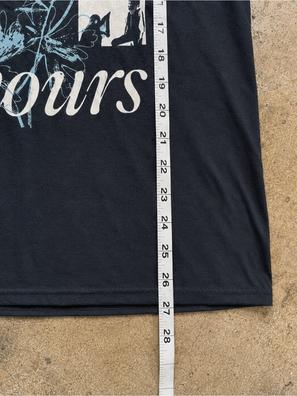 Gildan Black Fleetwood Mac "Rumours" 1977 Graphic Tee with Light Blue Print - Picture 5 of 5